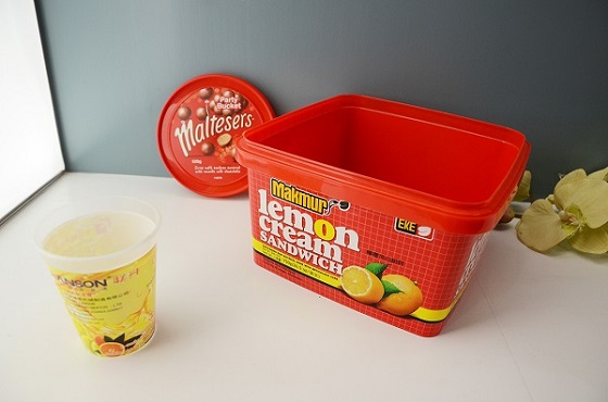 Plastic candy container in-mold-labeling – injection molding machine